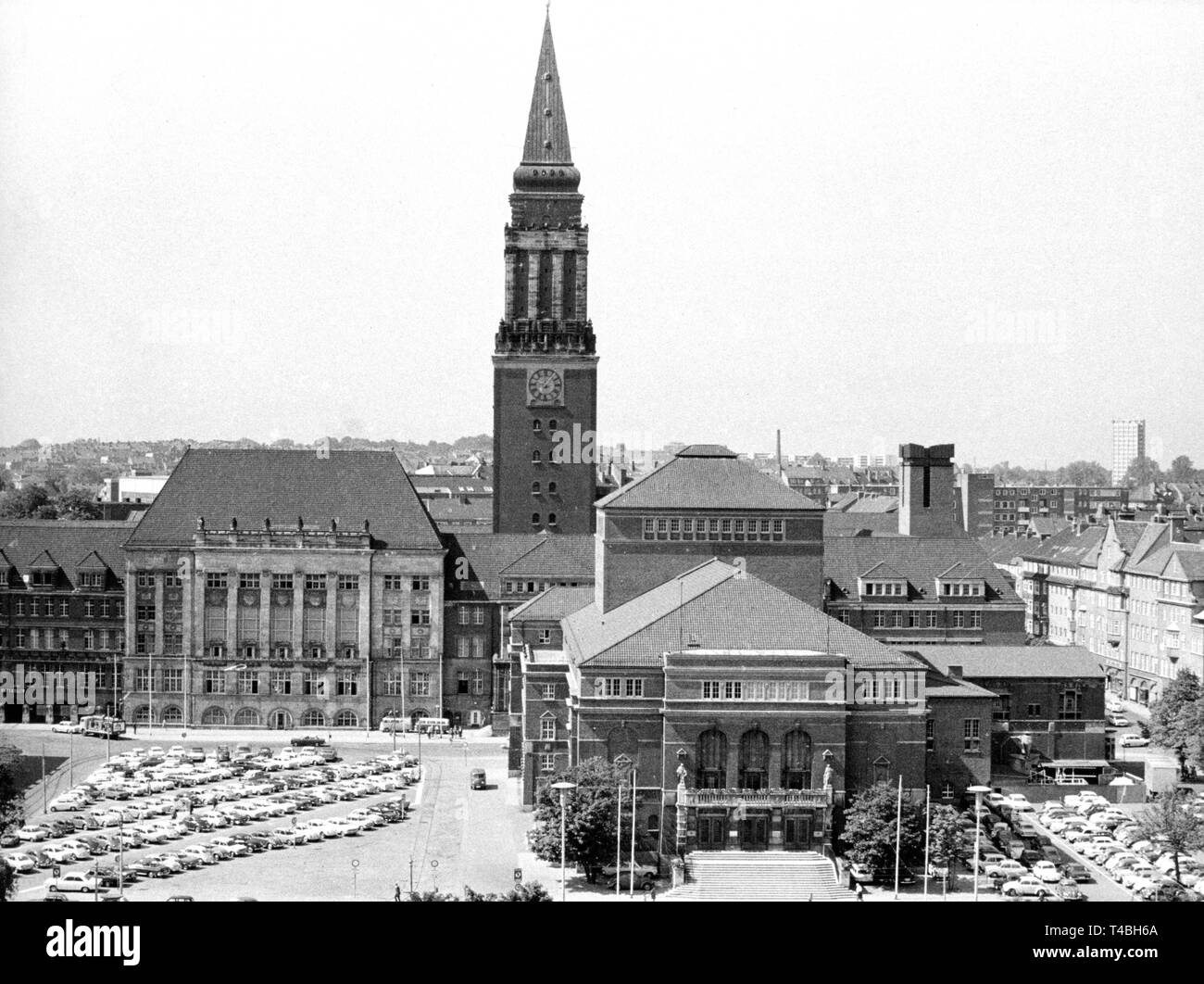 The city centre of Kiel with the city hall and the city theatre (r) on