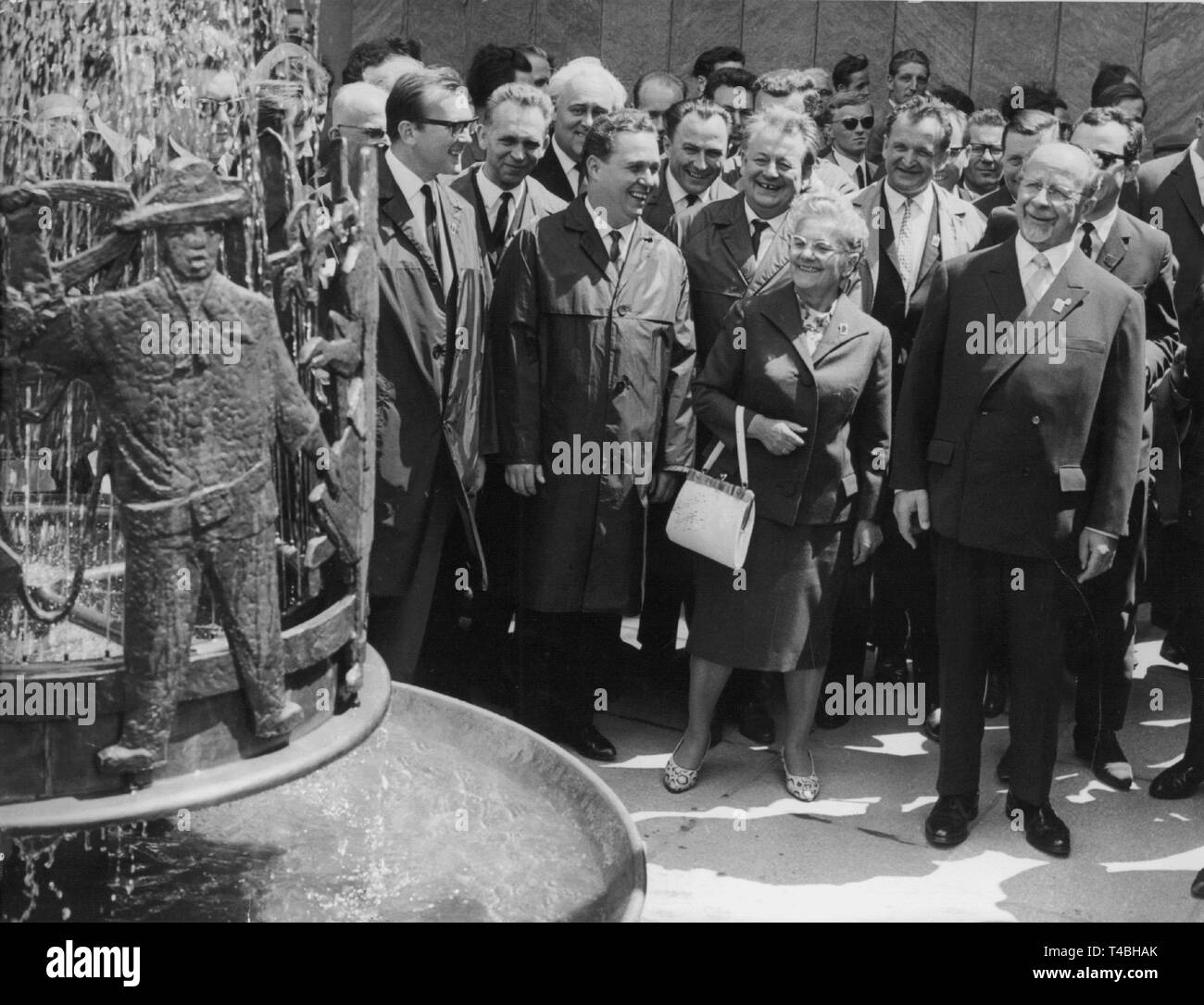 Walter Ulbricht (R), General Secretary of the Central Committee of the Socialist Unity Party (SED) of Germany and Chairman of the Council of State of the GDR, and his wife Lotte visit a new fountain in the city centre of Karl-Marx-Stadt (now and before founding of the DGR: Chemnitz) on June 20th 1965. | usage worldwide Stock Photo