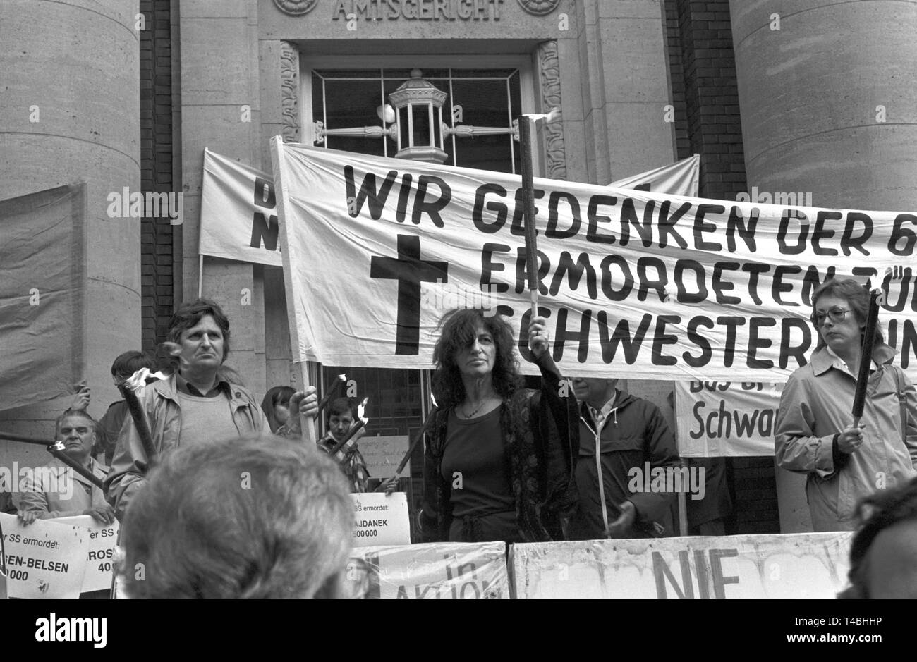 Mahnwache vor dem Landgericht in Düsseldorf am 30.06.1981, dem Tag der Urteilsverkündung im Majdanek-Prozess. | usage worldwide Stock Photo