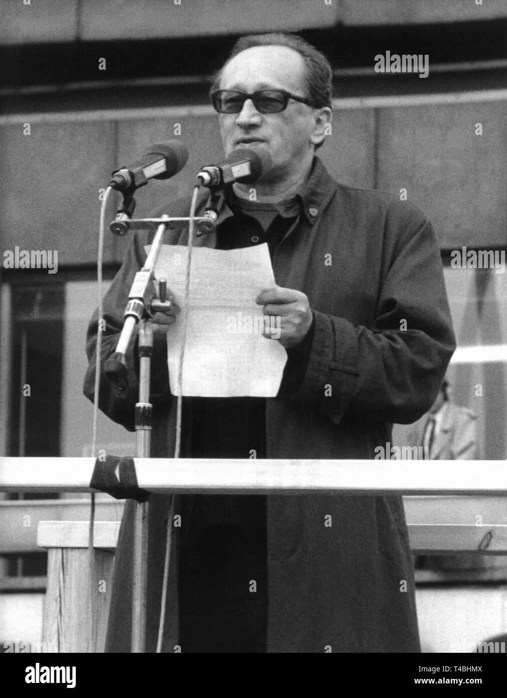 GDR playwright Heiner Mueller speaks in front of the largest demonstration ever held on the territory of the GDR on Alexanderplatz square in former East Berlin, November 4th 1989. More than 500,000 people had gathered to demand more democracy and civil rights. Since the end of October 1989 mainly East Berliner and Leipzig citizens staged regurlar mass demonstrations, calling out for political reforms, freedom of speech and fair elections. The growing pressure from the streets eventually forced the GDR leadership to open the inner German border on November 9th 1989. | usage worldwide Stock Photo