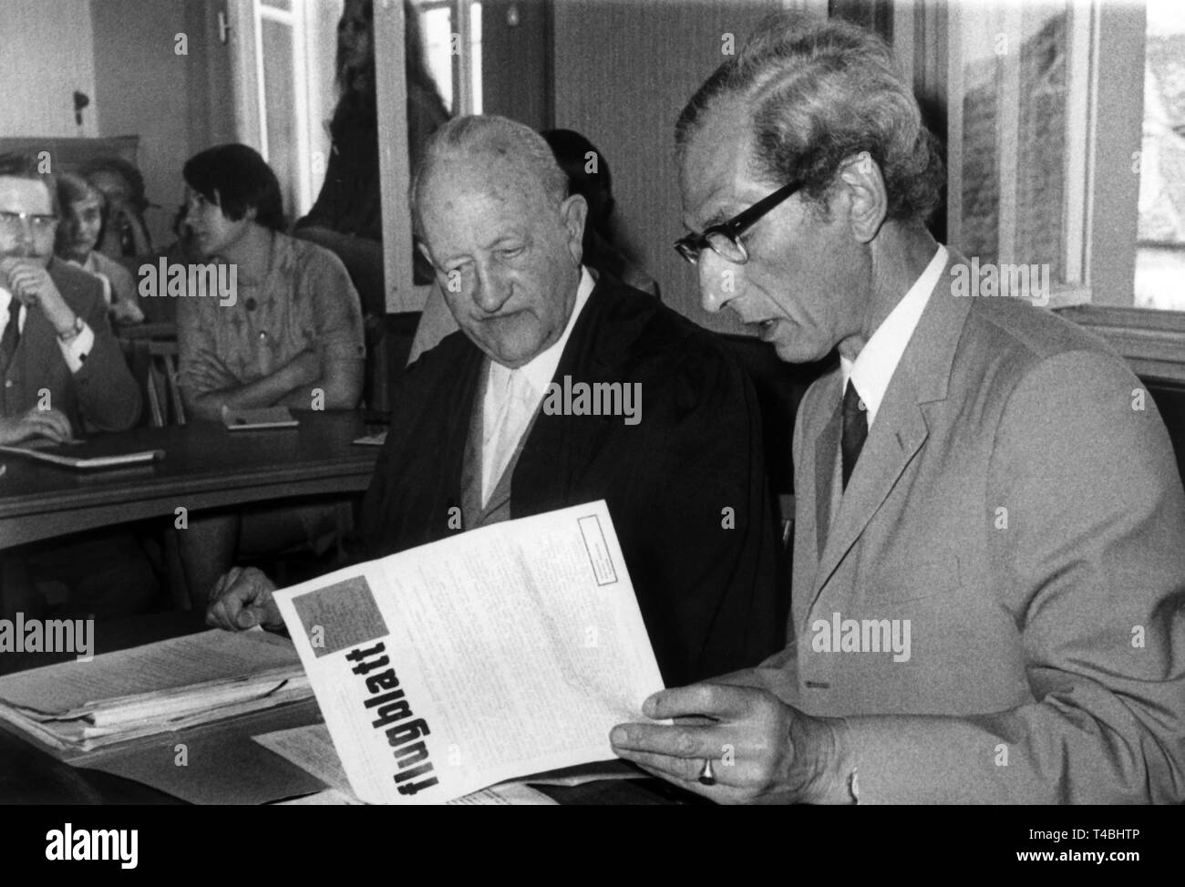 The joint plaintiff Otto von Fircks (r) talking with his lawyer Werner Lebenstedt (Hannover) in the magistrates' court of Burgdorf on 19 May 1971 with the aforesaid flyer. The legal proceedings ended with a acquittal of the accused. The Baltic baron and CDU Member of the Bundestag Otto Freiherr von Fircks (59) from Isernhagen (district Burgdorf) wanted the 40-year-old teacher to be convicted for defamation. The politically committed defendant has claimed in flyers that the Christian Democrat would have been involved in 'narcissictic atrocities during the occupation of Poland' and would have 'c Stock Photo