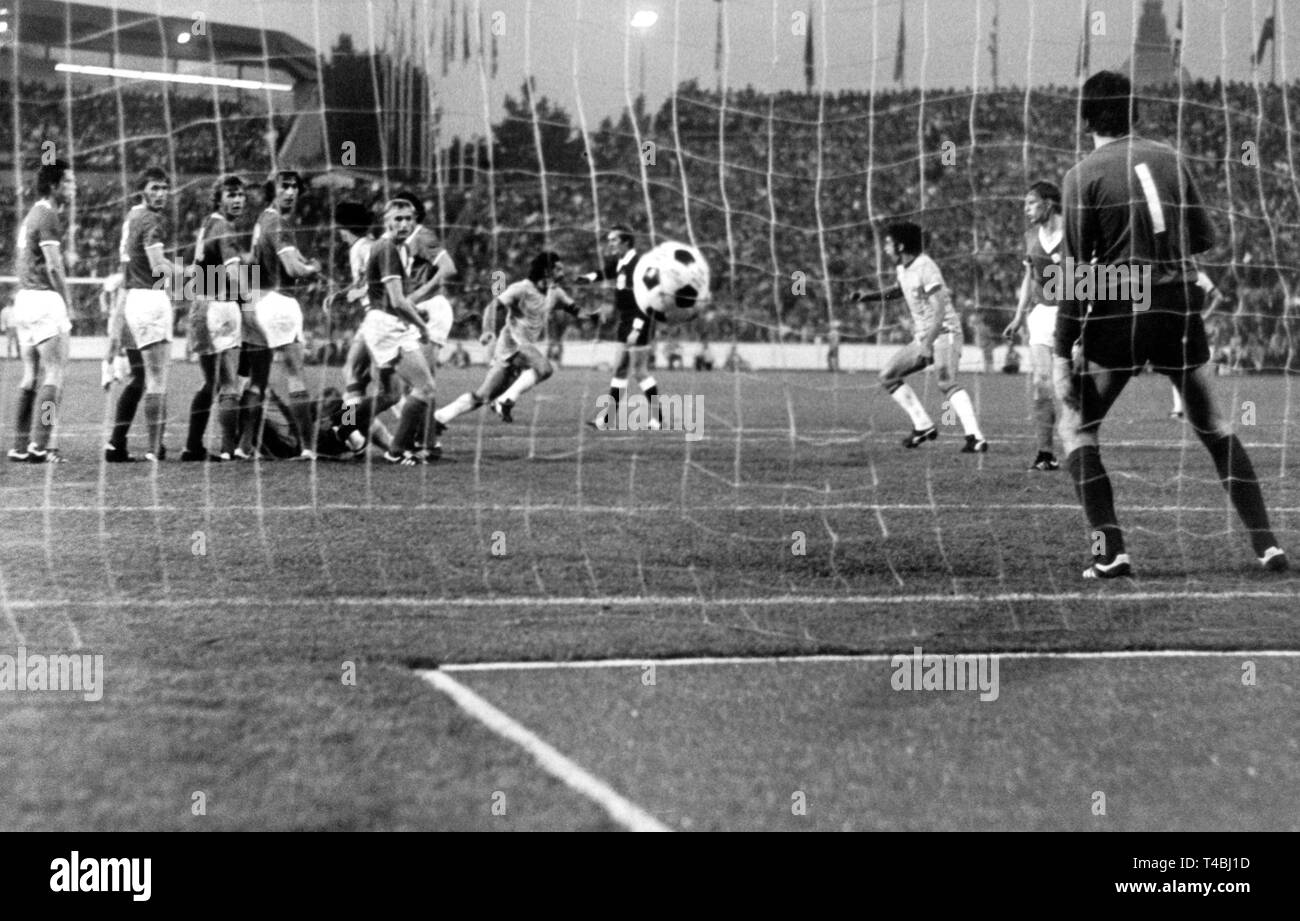 East German goalkeeper Juergen Croy (R) fails to act in time on the incoming ball during a free kick by the Brazilian forward Rivelino (back, 5th from R), who cheers as he turns away from the goal, during the 1974 World Cup soccer game Brazil against East Germany in Hanover, Germany, 26 June 1974. Titleholder Brazil wins the game 1-0 against East Germany. It is the first defeat after 16 international games for East Germany. | usage worldwide Stock Photo