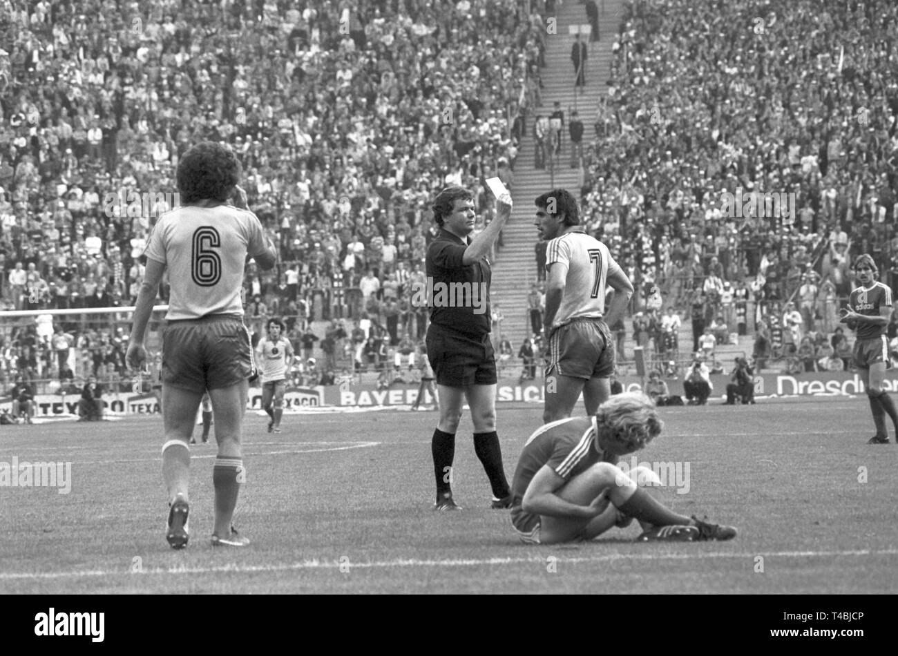 Referee Wolf-Dieter Ahlenfelder shows the yellow card to Danilo Popivoda of  Braunschweig in Munich, on 10 September 1977. | usage worldwide Stock Photo  - Alamy
