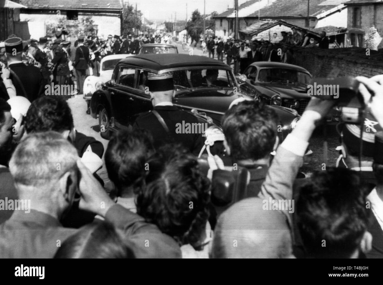 Limousine with german chancellor Konrad Adenauer arrives on 14 September 1958 in the little village of Colombey-les-deux-Eglises in France. Adenauer will meet french prime minister Charles de Gaulle for the first time. | usage worldwide Stock Photo