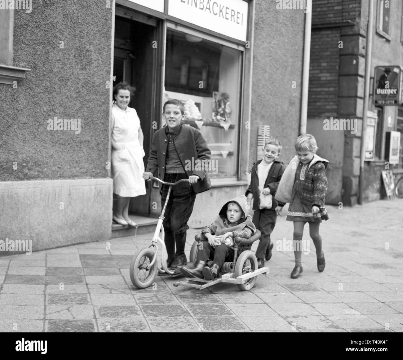 Twelve-year-old Walter has made a sidecar out of wood, a tyre and a wicker chair for his little brother, who hasn't got an own scooter (archive picture from the 13th of November in 1963). | usage worldwide Stock Photo