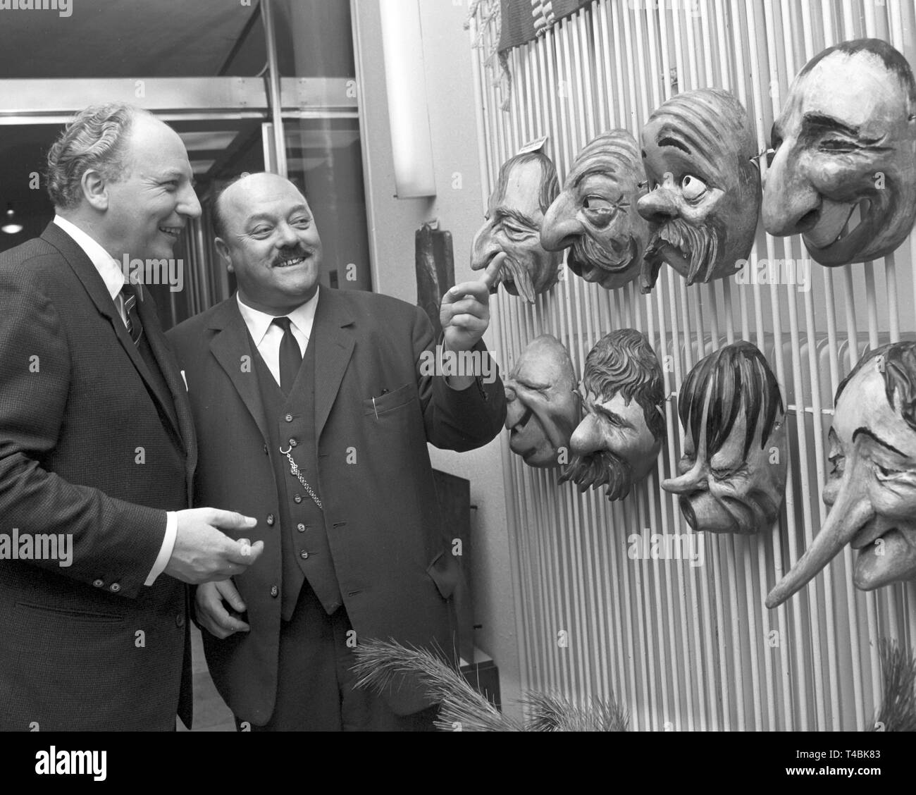 The Bavarian representation in Bonn has opened an exhibition about the handicrafts from the Bavarian border area to emphasize the demand for supportive measures. The CSU member of the Bundestag Franz Xaver Unertl (R) shows the federal minister for economic cooperation, Walter Scheel (L), a collection of Bavarian handicraft (11 December 1963). | usage worldwide Stock Photo