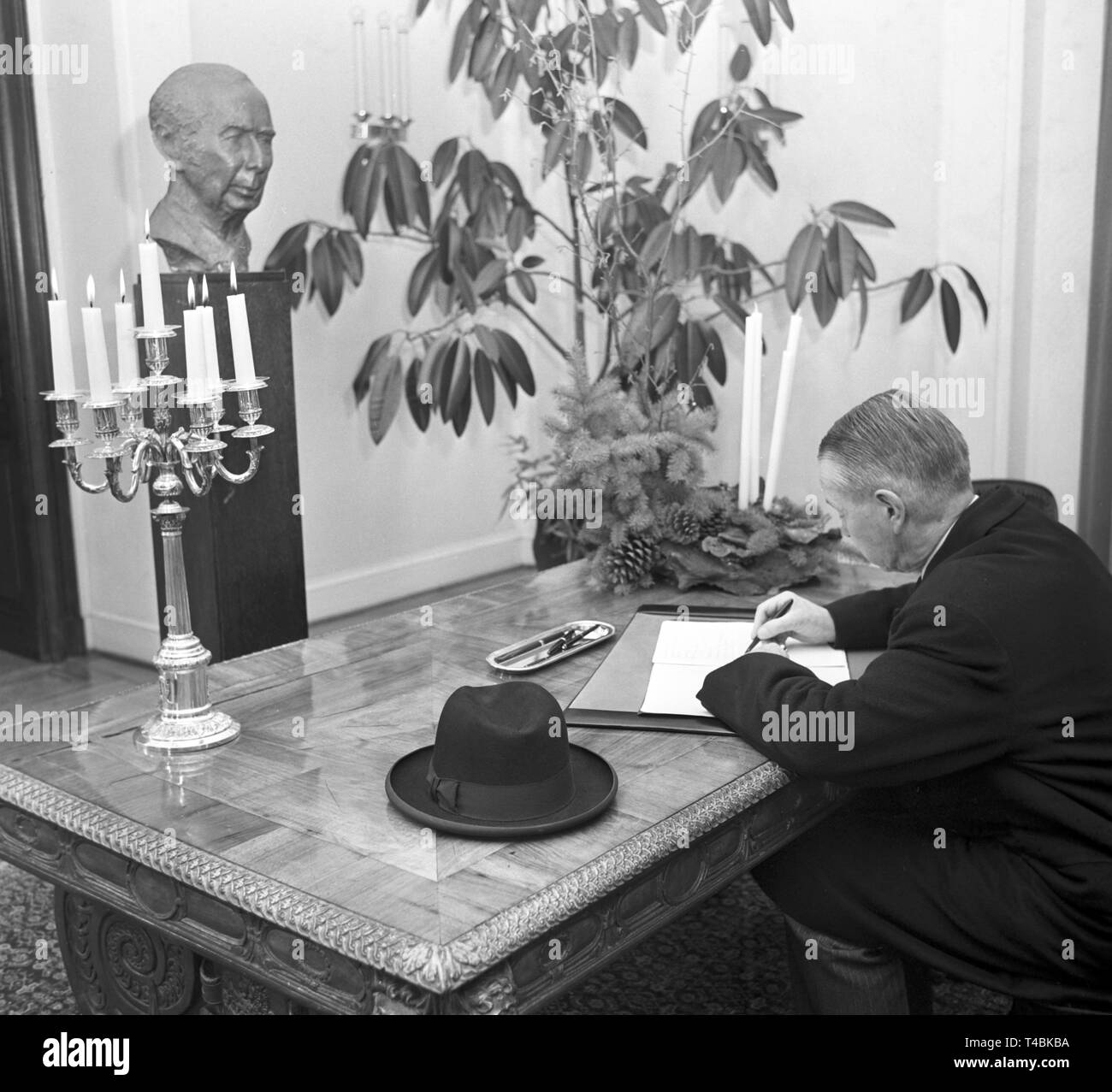 Condolence table Black and White Stock Photos & Images - Alamy