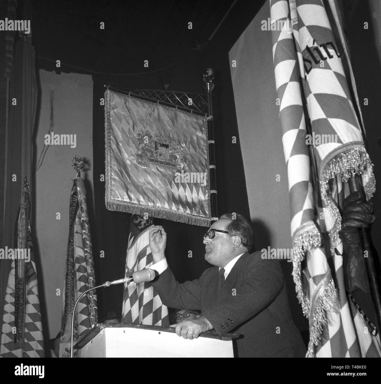 Dr. Joseph Baumgartner während seiner Rede während der Versammlung der Bayernpartei am 18.02.1953 in Vilshofen (Niederbayern). Foto: Willi Antonowitz dpa | usage worldwide Stock Photo