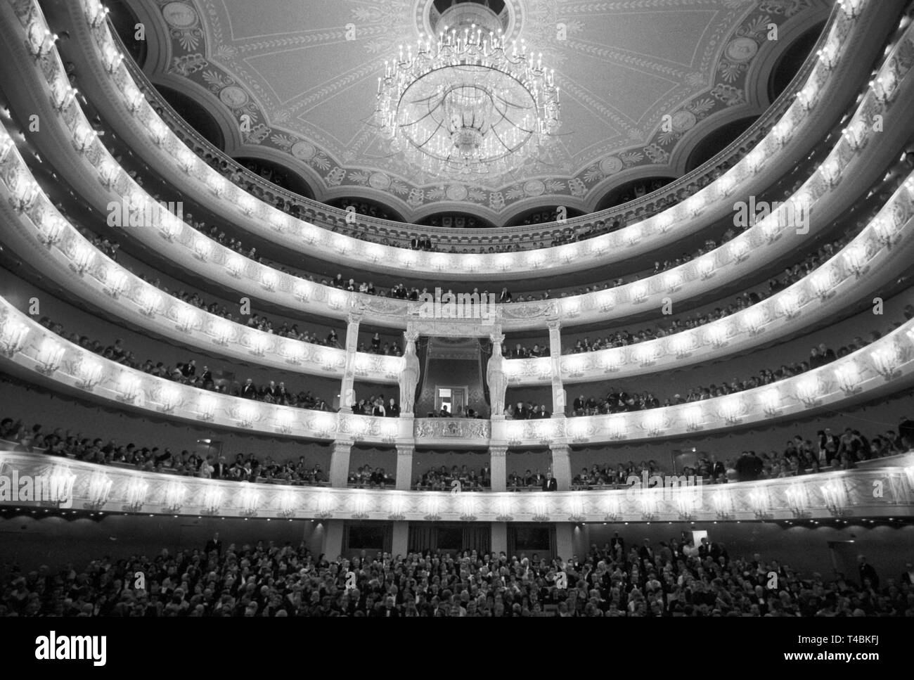 The second performance of the 'Mastersingers of Nuremberg' by Wagner in the re-built and re-opened National Theatre in Munich takes place for roughly 1,800 citizens on the 29th of November in 1963. The picture shows a view into the auditorium and the orchestra pit. | usage worldwide Stock Photo