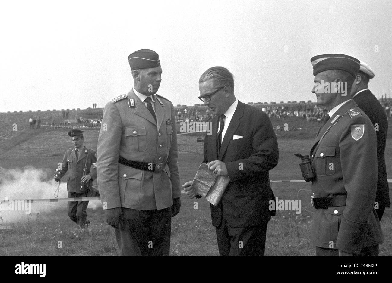 Colonel Hans-Gotthard Pestke (left), who applies for a disciplinary hearing against himself in December 1963 in the course of the Nagold legal proceedings, has a conversation with the German minister of defence Kai-Uwe von Hassel (centre) during a training in Weitingen in September 1963 (undated archive photograph September 1963). | usage worldwide Stock Photo