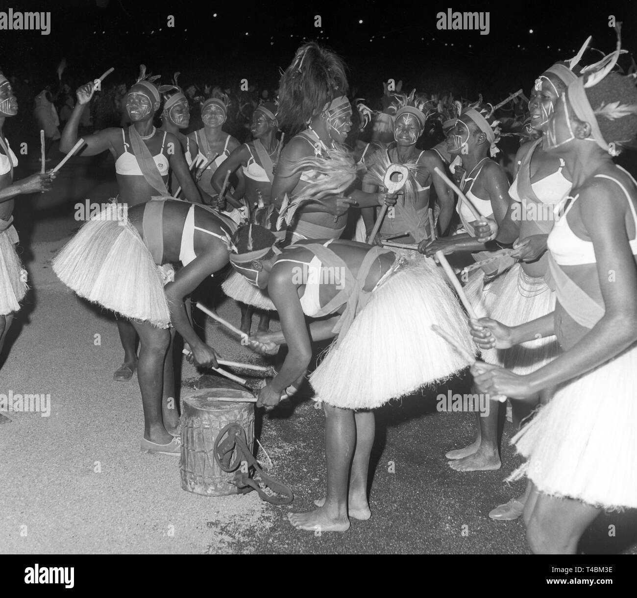 Kenyan women are dancing in traditional clothing in the rhythm of the drums in occasion of the independence celebrations of Kenya on 12 December 1963. | usage worldwide Stock Photo