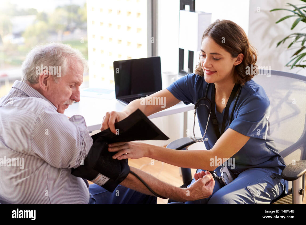 Woman nurse wearing scrubs hi-res stock photography and images - Alamy