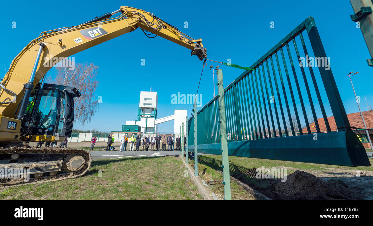 Gorleben, Germany. 15th Apr, 2019. An excavator is used to symbolically remove a gate on the site of the former exploration mine. After decades of dispute over a repository for highly radioactive nuclear waste in Gorleben, the exploration area of the mine has been almost completely dismantled. During a symbolic final inspection of the salt dome it was now shown what the so-called open-keeping operation looks like. Credit: Philipp Schulze/dpa/Alamy Live News Stock Photo