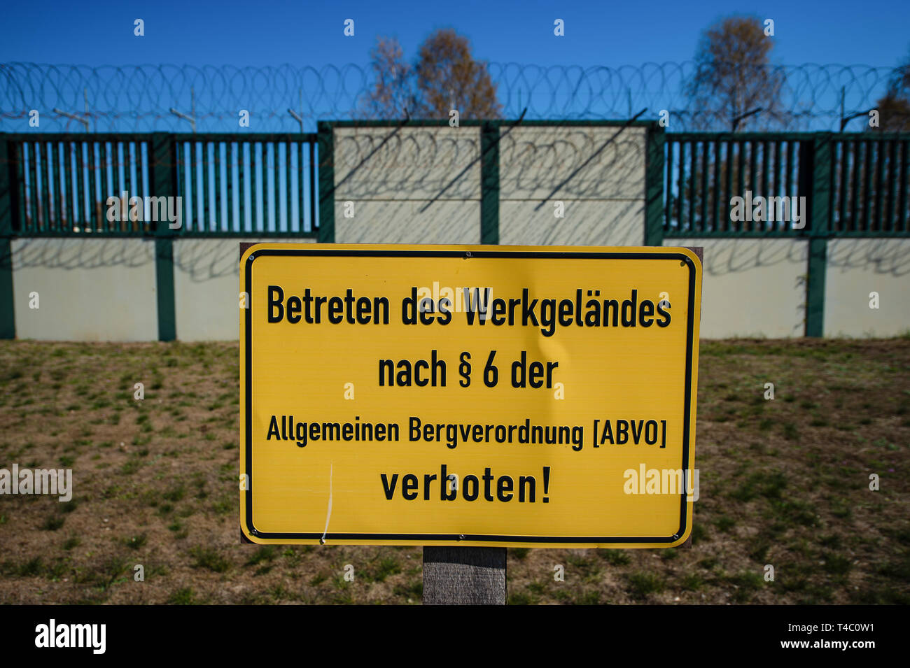 Gorleben, Germany. 15th Apr, 2019. A wall with so-called NATO wire surrounds the former exploratory mine. After decades of dispute over a repository for highly radioactive nuclear waste in Gorleben, the exploration area of the mine has been almost completely dismantled. During a symbolic final inspection of the salt dome it was now shown what the so-called open-keeping operation looks like. Credit: Philipp Schulze/dpa/Alamy Live News Stock Photo