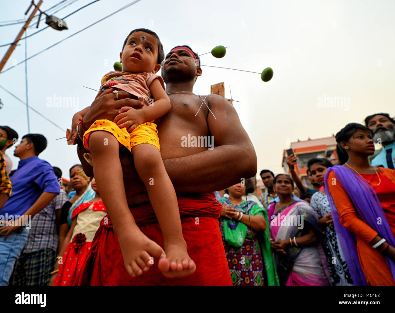 Kolkata, West Bengal, India. 15th Apr, 2019. An Hindu devotee seen ...