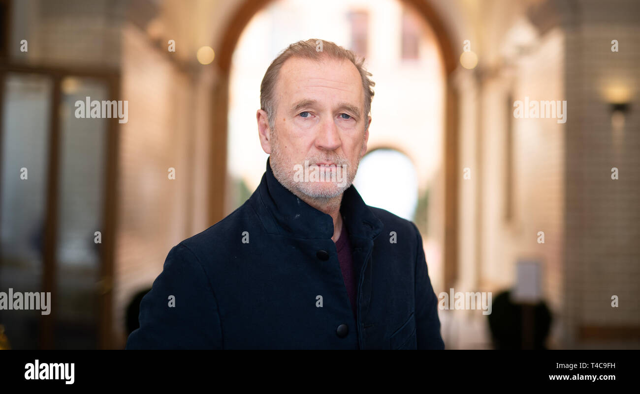 16 April 2019, Hamburg: The actor Peter Lohmeyer (as Jan Fabel) is on set during a photo shoot for the movie 'Walküre' (AT). The film is based on the novel of the same name by the Scottish author C. Russel. The film is expected to be shot until 15 May 2019 on behalf of ARD/Degeto. Photo: Daniel Reinhardt/dpa Stock Photo