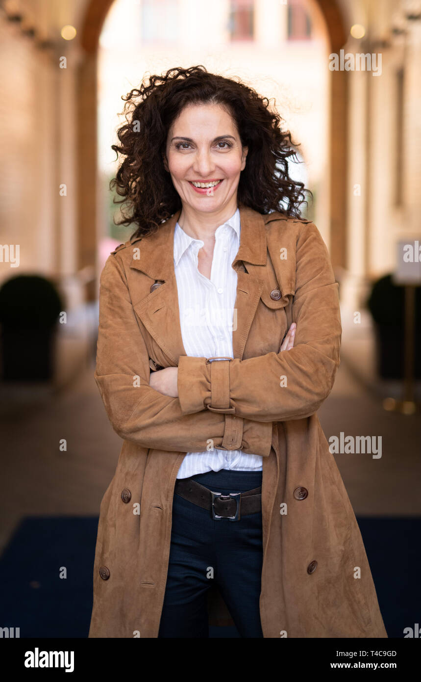 16 April 2019, Hamburg: The actress Proschat Madani (as Susanne Eckhardt) is on set during a photo shoot for the movie 'Walküre' (AT). The film is based on the novel of the same name by the Scottish author C. Russel. The film is expected to be shot until 15 May 2019 on behalf of ARD/Degeto. Photo: Daniel Reinhardt/dpa Stock Photo