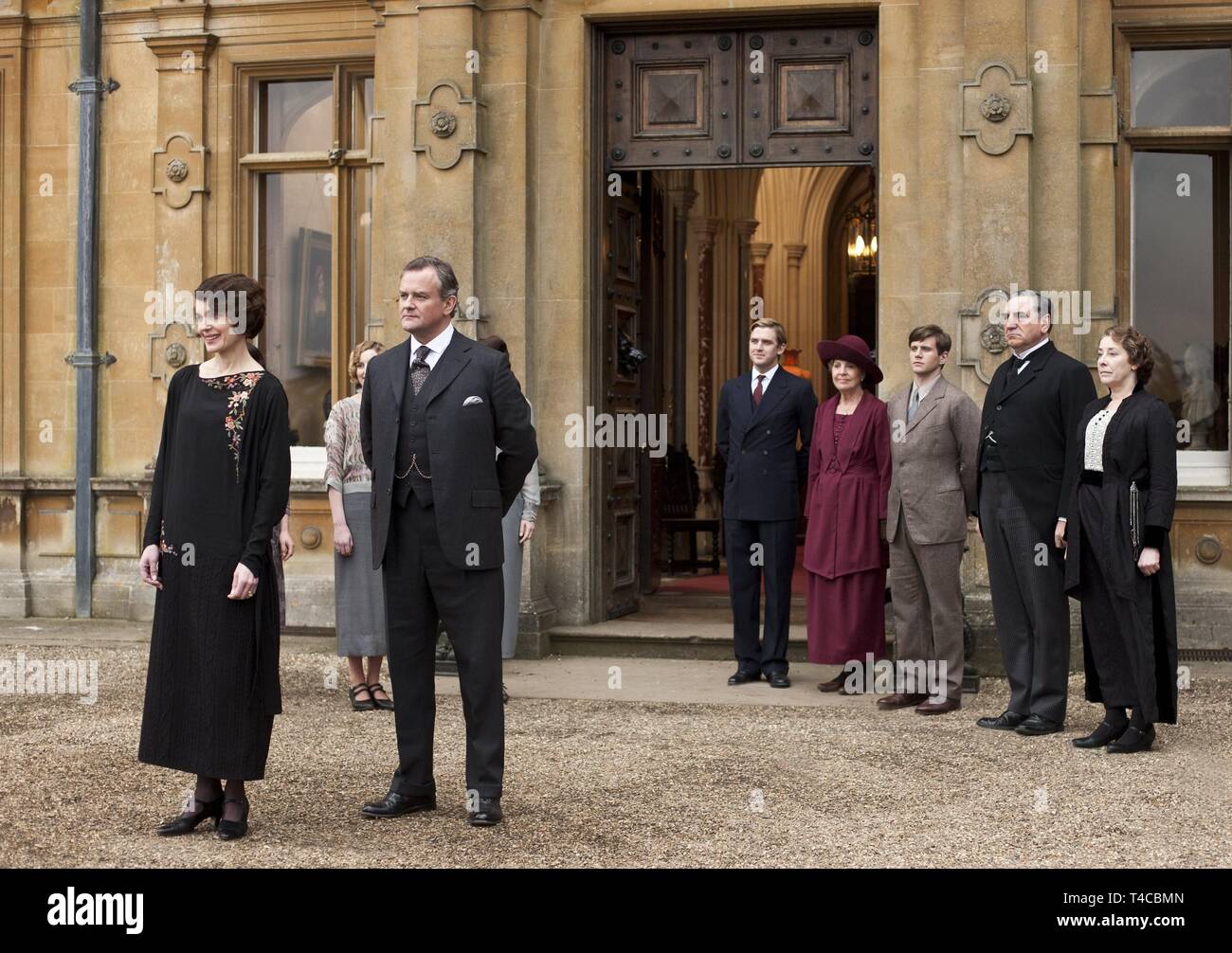 ELIZABETH MCGOVERN , PENELOPE WILTON , PHYLLIS LOGAN , JIM CARTER , HUGH BONNEVILLE , ALLEN LEECH and DAN STEVENS in DOWNTON ABBEY (2010). Season 3 Episode 1. Credit: CARNIVAL FILMS / Album Stock Photo