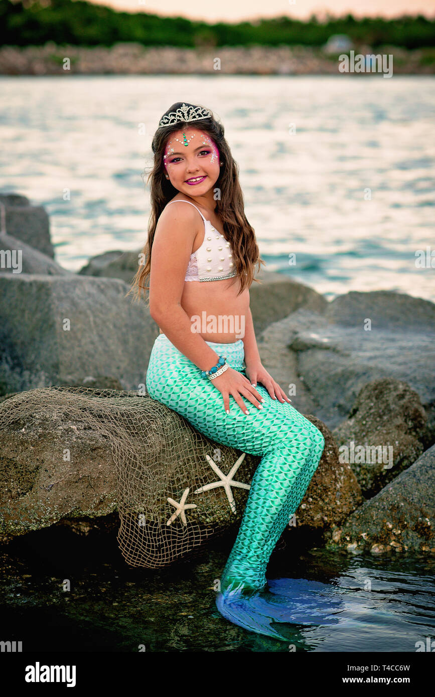 Mermaid makeup hi-res stock photography and images - Alamy