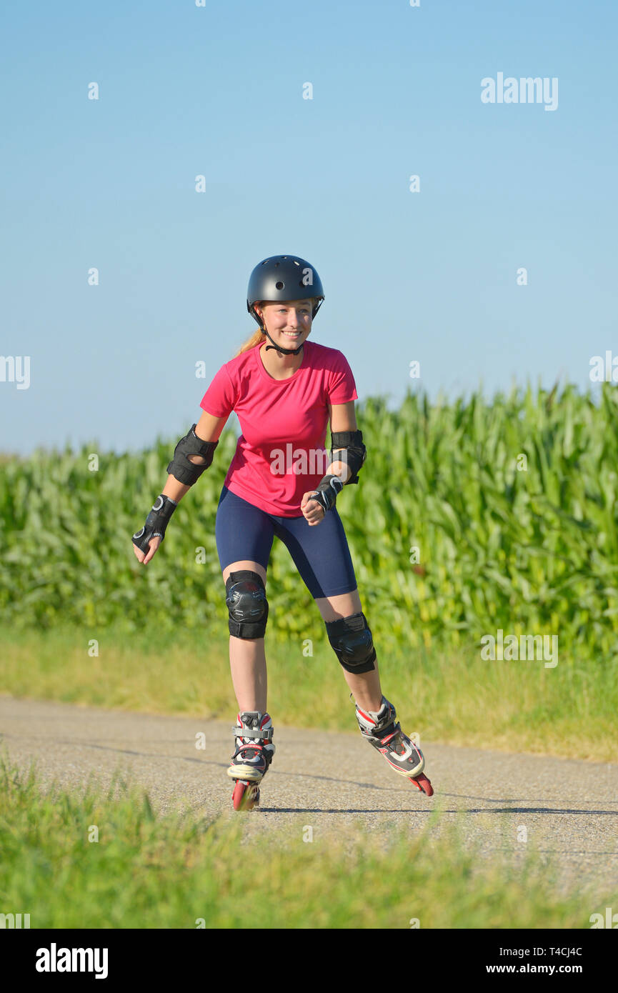 Patin à Roulettes Adolescent En Rollerblading En Plein Air Sur