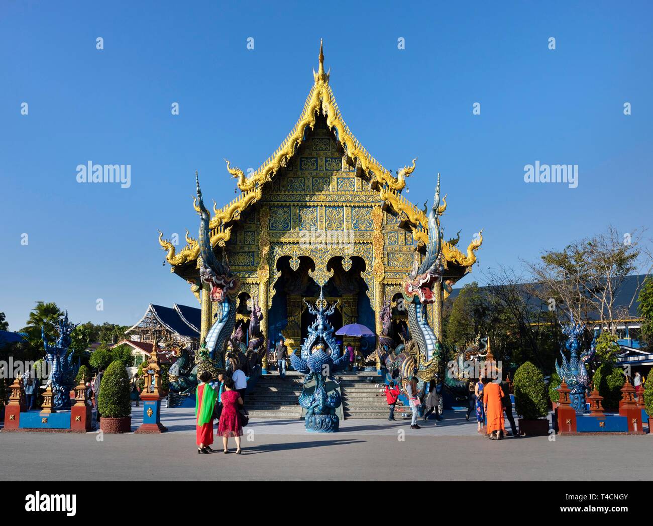 Tourists in front of Wat Rong Seur Ten, Blue Temple, Chiang Rai, Northern Thailand, Thailand Stock Photo