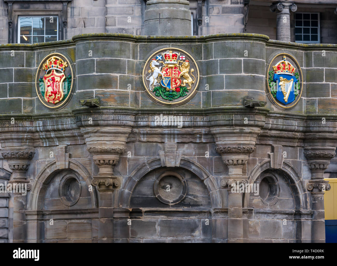 Scottish Royal coat of arms, Mercat Cross, Parliament Square, Royal Mile, Edinburgh, Scotland, UK Stock Photo