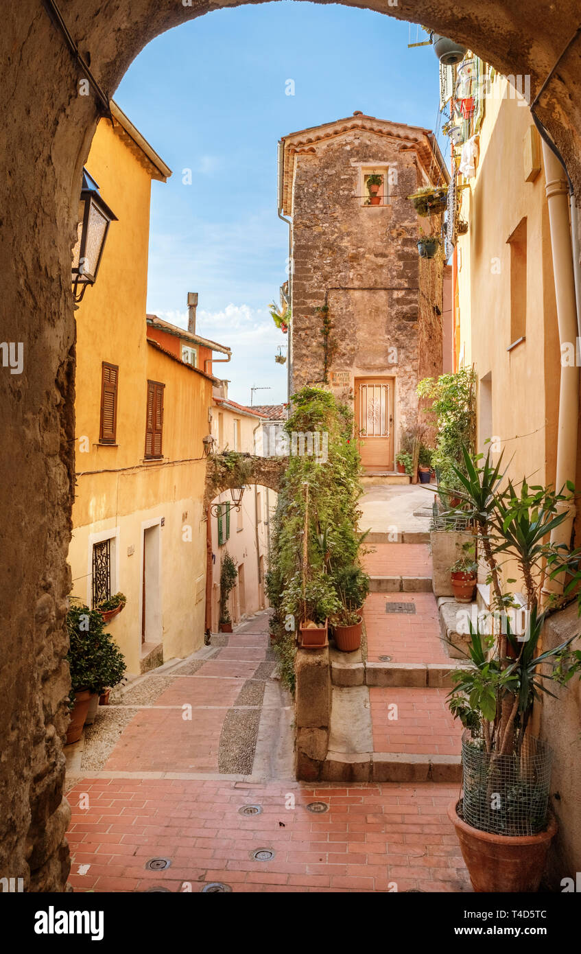 France, Alpes Maritimes, Menton, alley with steps in the old town, Rue du Vieux Chateau // France, Alpes-Maritimes (06), Menton, ruelle avec des march Stock Photo