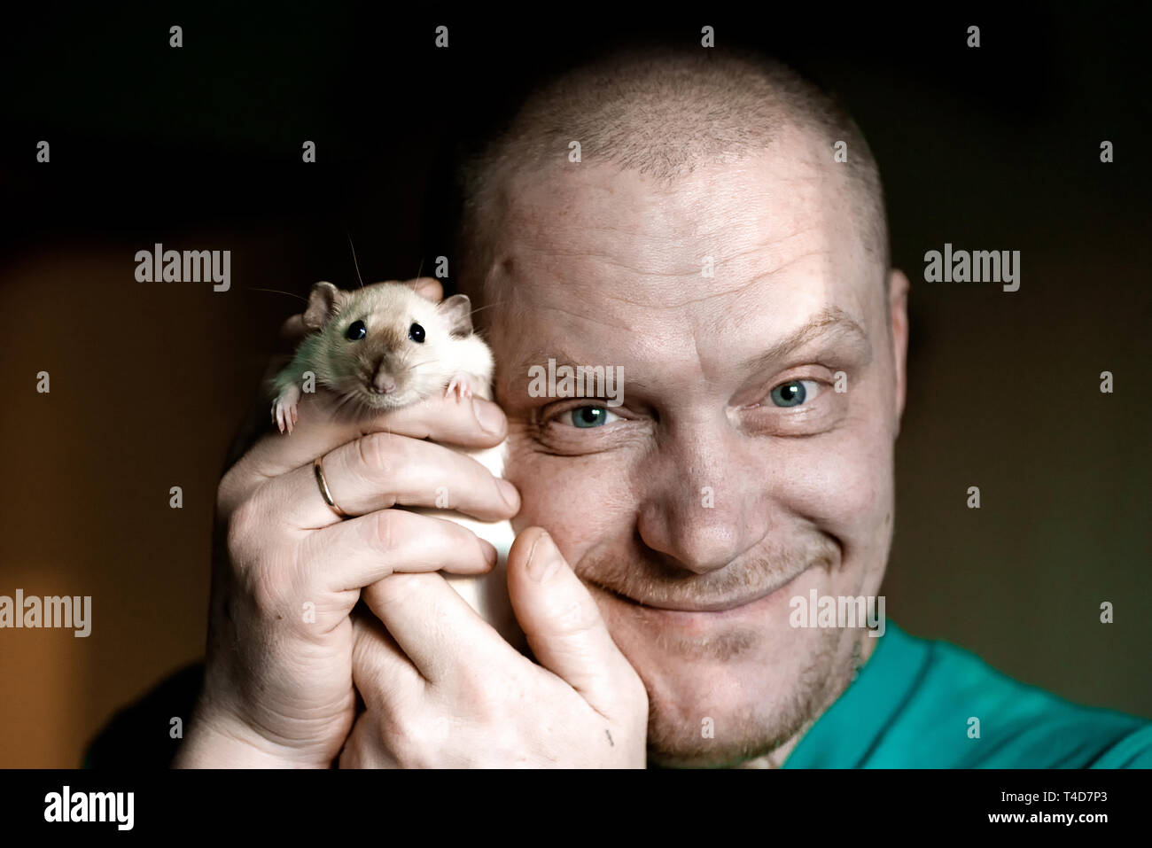 мужчина с крысой на плече. мем с крысой комикс\. мужик крысеныш. парень с крысой. костюм мыши.