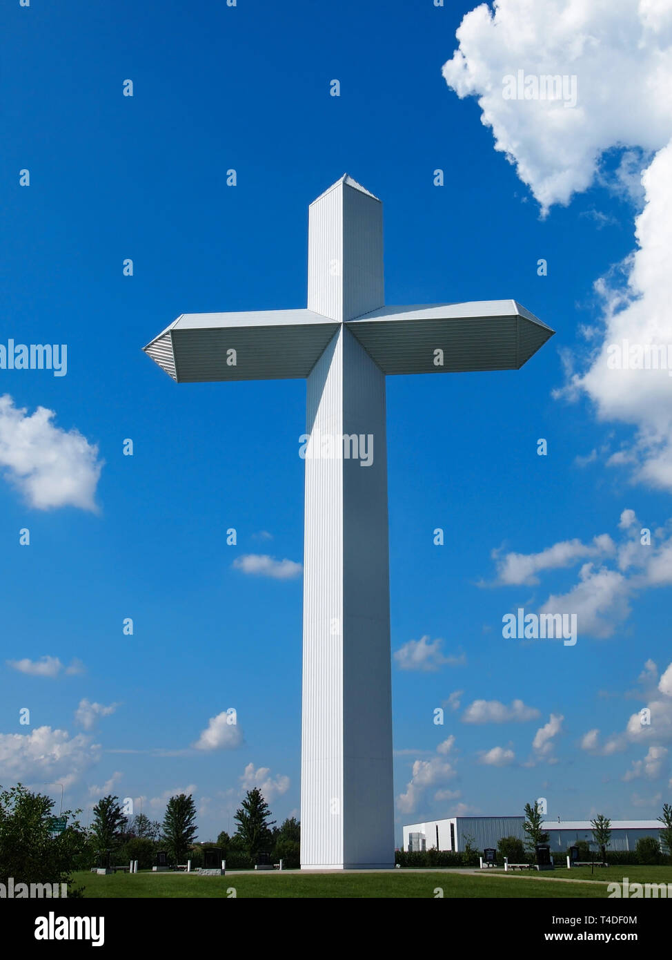 EFFINGHAM, ILLINOIS - JULY 9, 2018: A gigantic cross, known as the Cross of the Crossroads, stands towering above the intersection of two highways in  Stock Photo