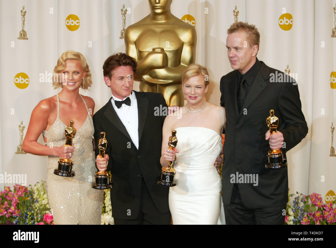 Шон пенн и шарлиз терон. Оскар 2004. Оскар 2004 победители. Джеффри эдвардс и блейк эдвардс. Премия оскар 2004.