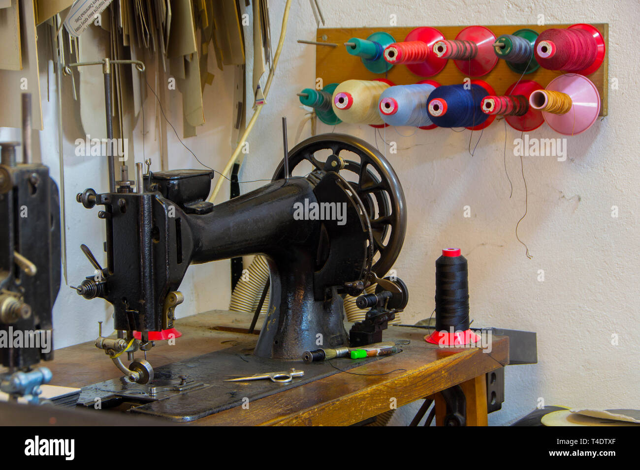 Still life antique sewing machine hires stock photography and images
