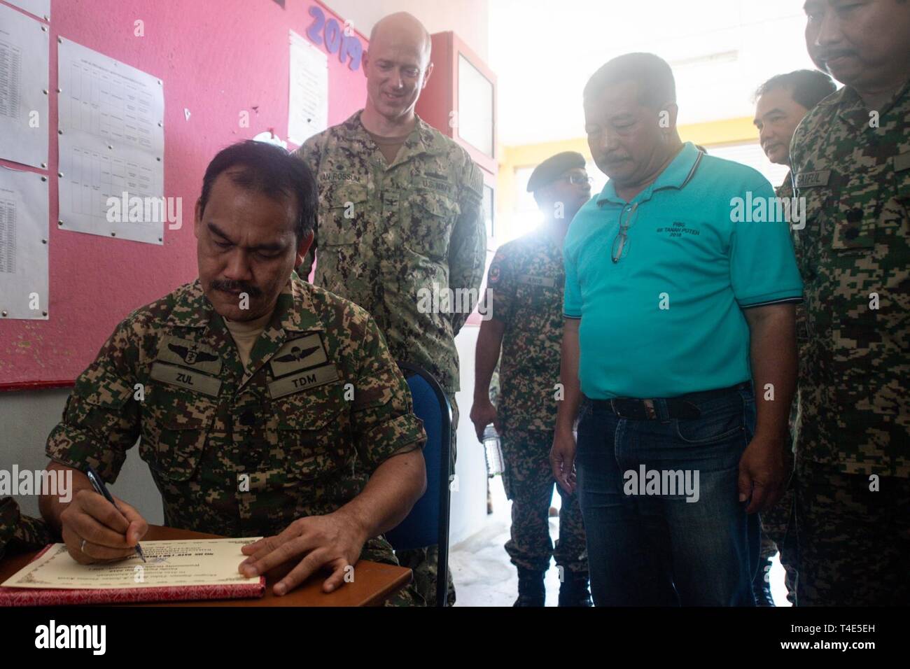 Kuching Malaysia March 31 2019 Malaysian Army Maj Gen Dr Zulkeffeli Bin Mat Jusoh Malaysian Armed Forces Medical Director Signs The Guest Book At Sk Tanah Puteh With U S Navy Capt