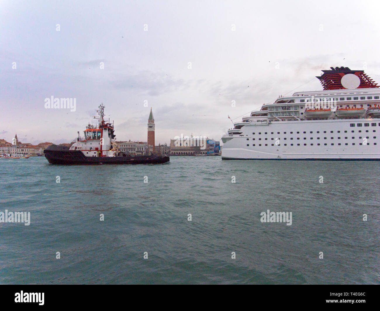 Large cruise ship venice hi-res stock photography and images - Alamy
