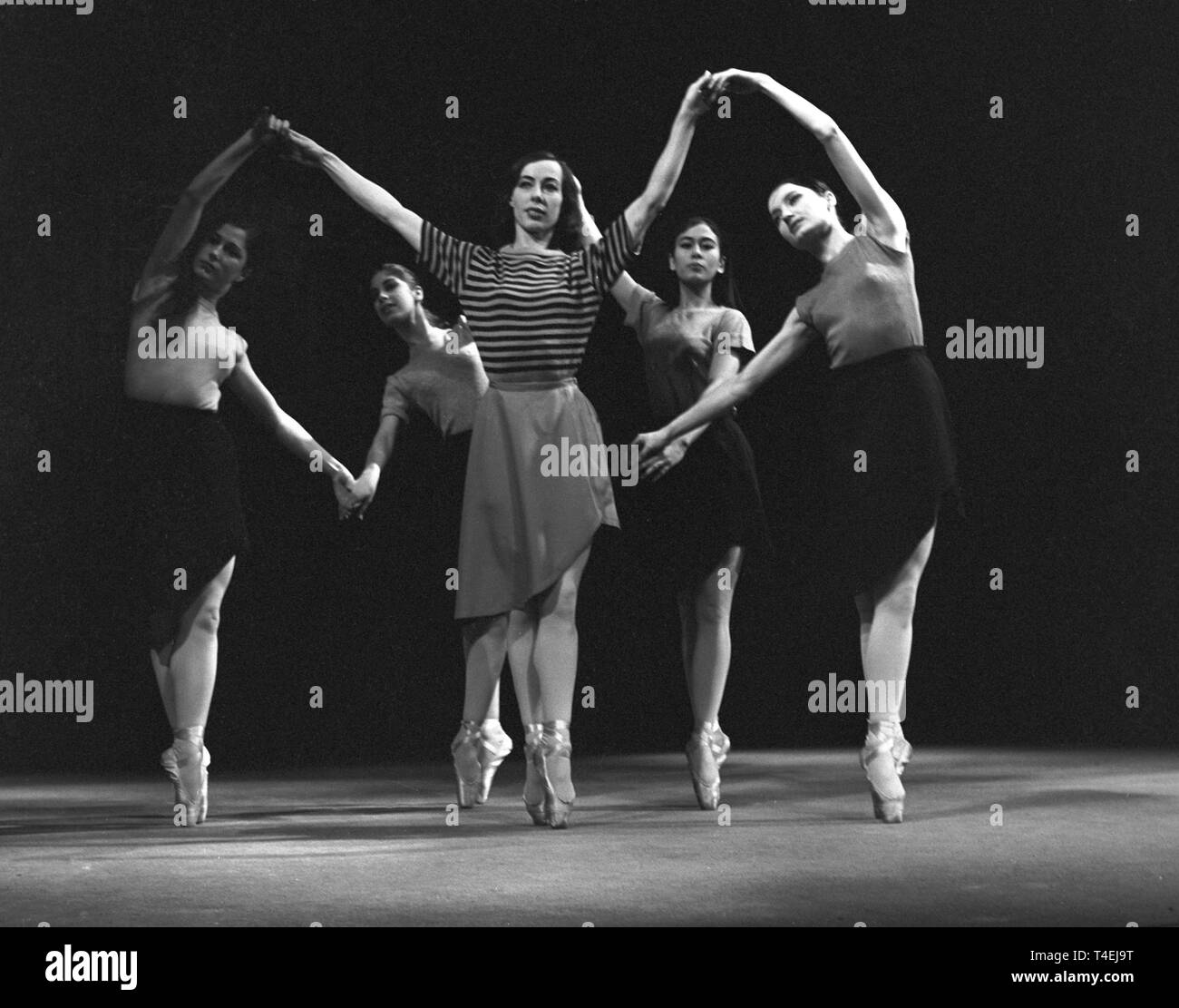 Two dancers in a scene of the ballet "Das Haus" on the 21st of January in 1963. usage