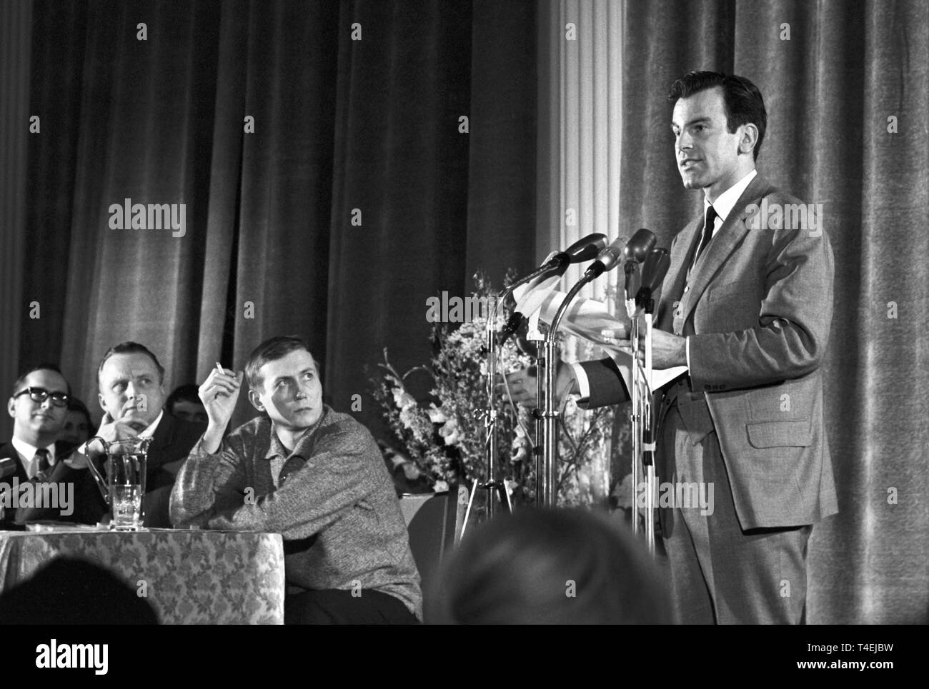 A lecture evening of Russian poet Yevgeny Yevtushenko takes place on the 21st of January in 1963 in Munich. The picture shows Maximilian Schell, who reads out the German version of some of the poems. To the left Yevgeny Yevtushenko. | usage worldwide Stock Photo