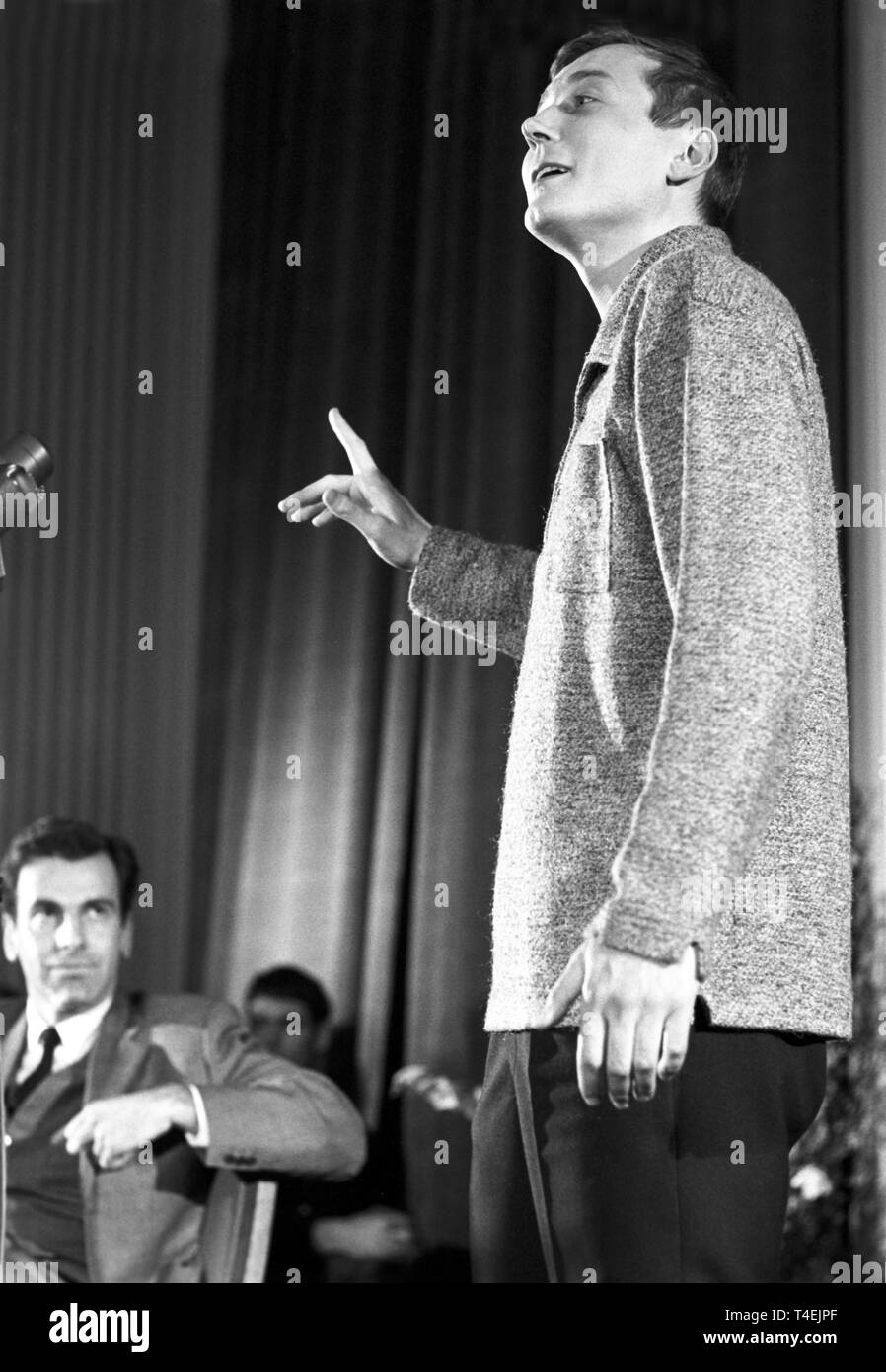 A lecture evening of Russian poet Yevgeny Yevtushenko takes place on the 21st of January in 1963 in Munich. The picture shows Yevgeny Yevtushenko on the podium, in the background Maximilian Schell. | usage worldwide Stock Photo