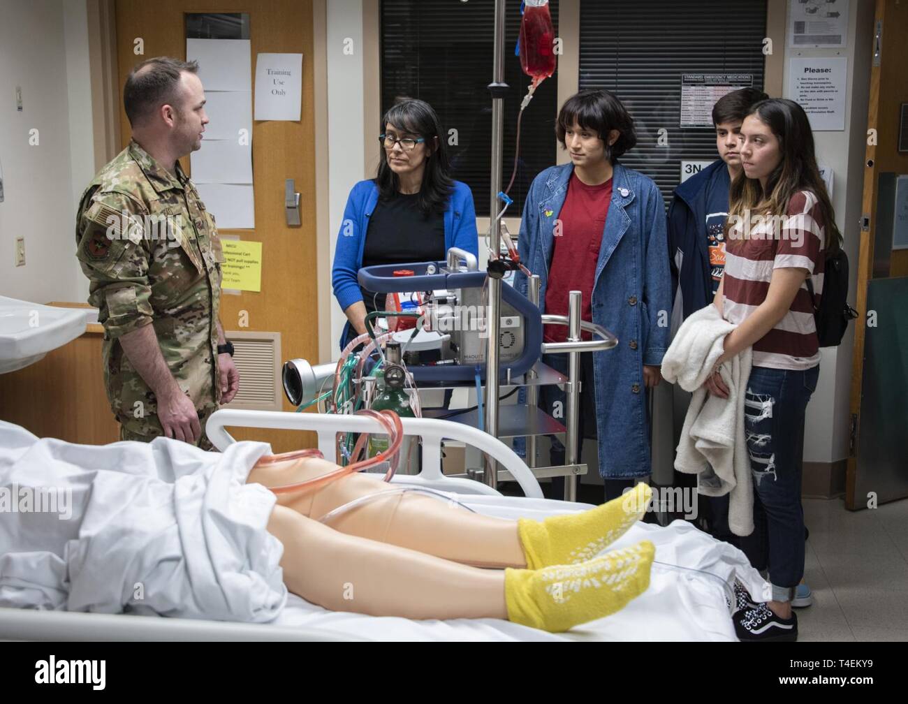 Air Force Maj. (Dr.) Matthew Read, acting Extracorporeal Membrane Oxygenation medical director, explains the ECMO machine to Rita Ibanez and her children at Brooke Army Medical Center, Fort Sam Houston, Texas, March 22, 2019. BAMC has the only ECMO center in the Department of Defense and remains one of the few centers with global air transportable ECMO capability. Stock Photo