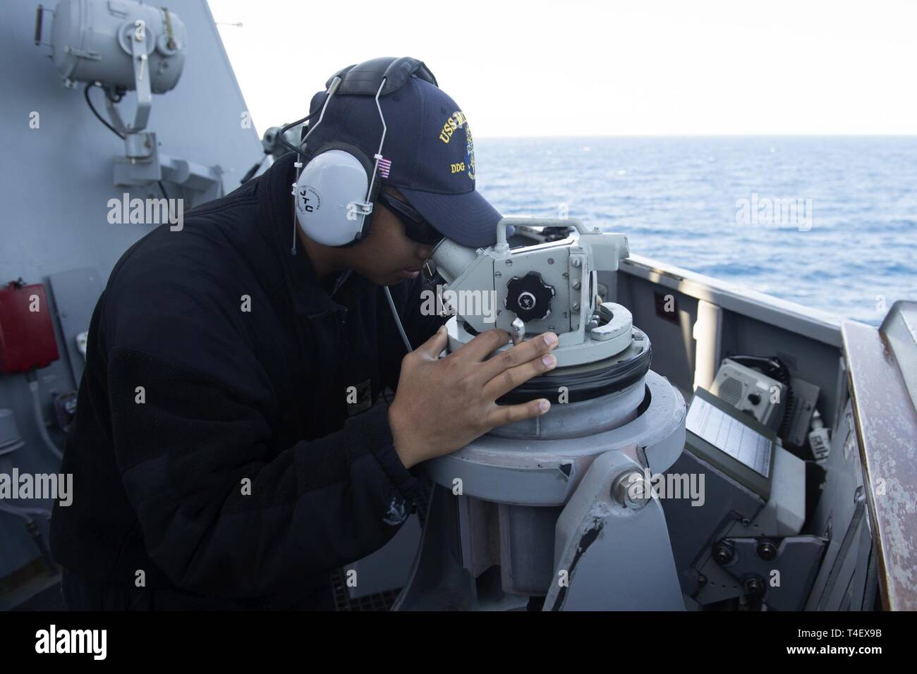 PACIFIC OCEAN (Apr. 2, 2019) Logistics Specialist 2nd Class Jerick Manipon from Milpitas, Calif. scans the horizon for surface and air contacts aboard guided-missile destroyer USS Momsen (DDG 92). Momsen is conducting routine operations in the eastern Pacific. Stock Photo