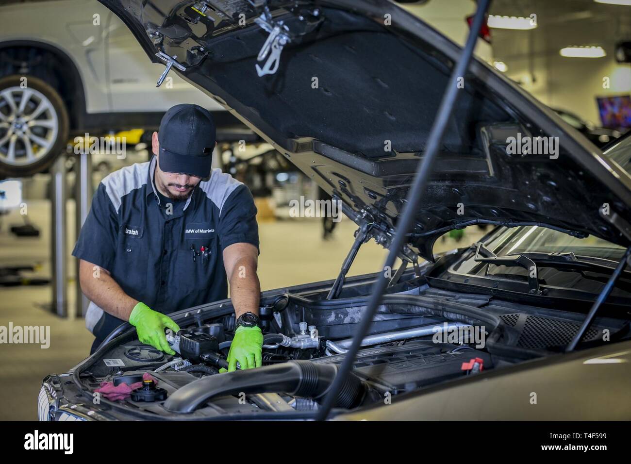 Официальный сервис bmw нижний новгород. Слесарь автосервиса. Работник автомастерской. Забоечная машина зс-2м. Технологии автосервиса.