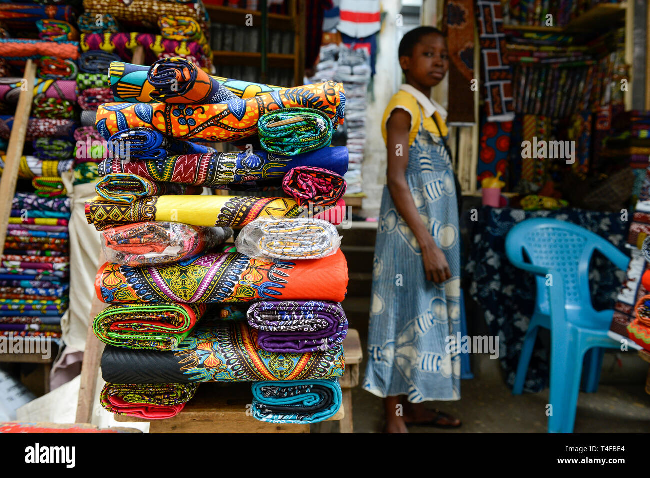 TOGO, Lome, Grande Marche, Grand market, sale of imported chinese wax print  fabric for traditional afrian dress/ Grosser Markt, Marktfrauen verkaufen  bedruckte Stoffe, made in china Stock Photo - Alamy