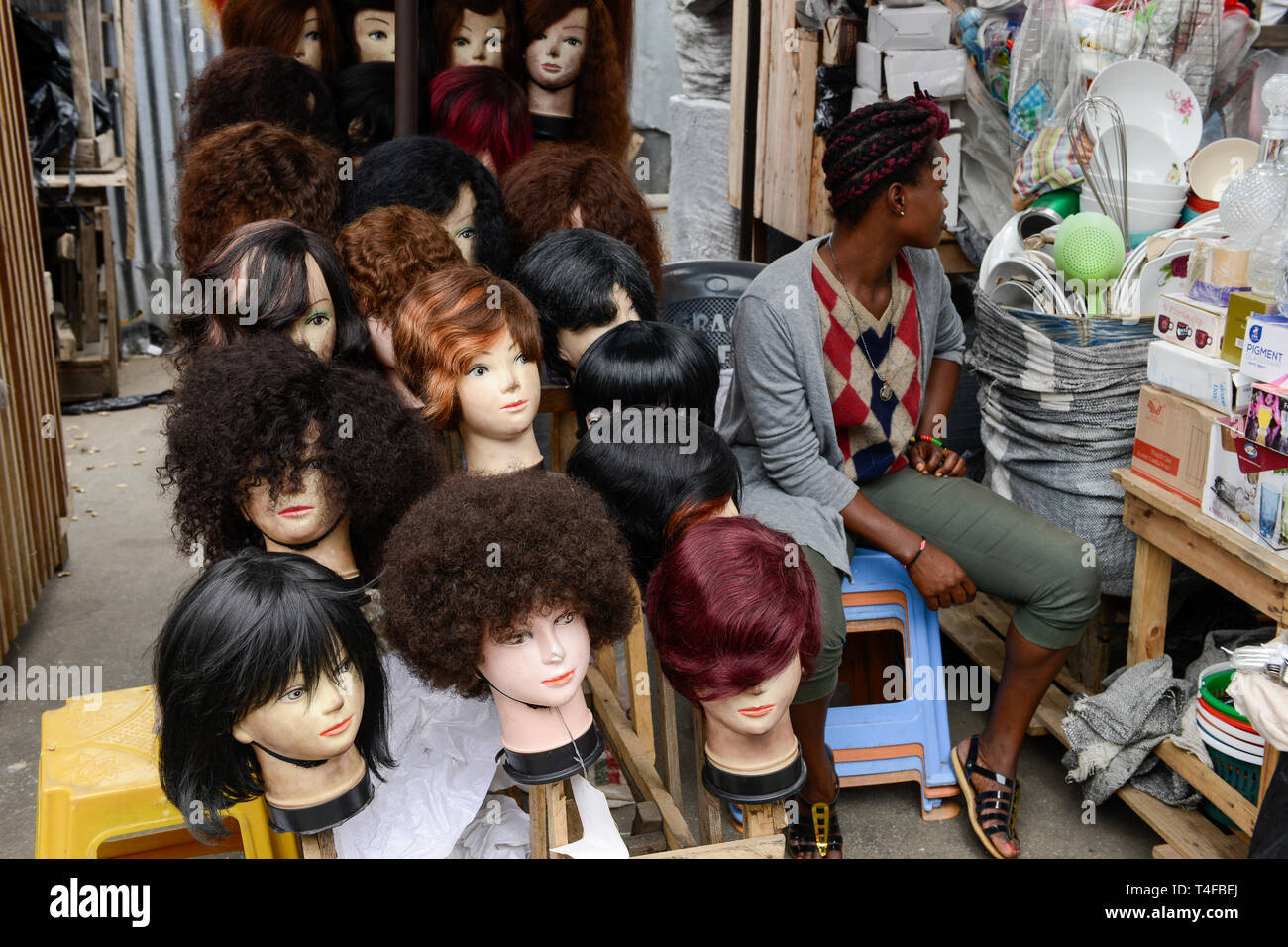 TOGO, Lome, Grande Marche, Grand market, booth with wigs and artificial  hair / Grosser Markt, Verkauf von kuenstlichem Haar und Peruecken Stock  Photo - Alamy