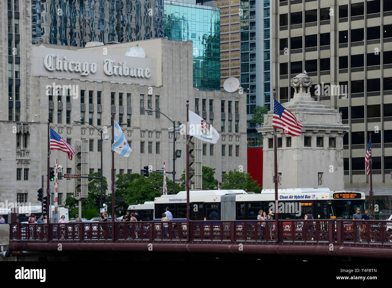 USA Chicago, downtown, newspaper Chicago Tribune office and Clean Air Hybrid Bus /Stadtzentrum mit Hochhaeusern, Redaktion der Zeitung Chicaco Tribune Stock Photo