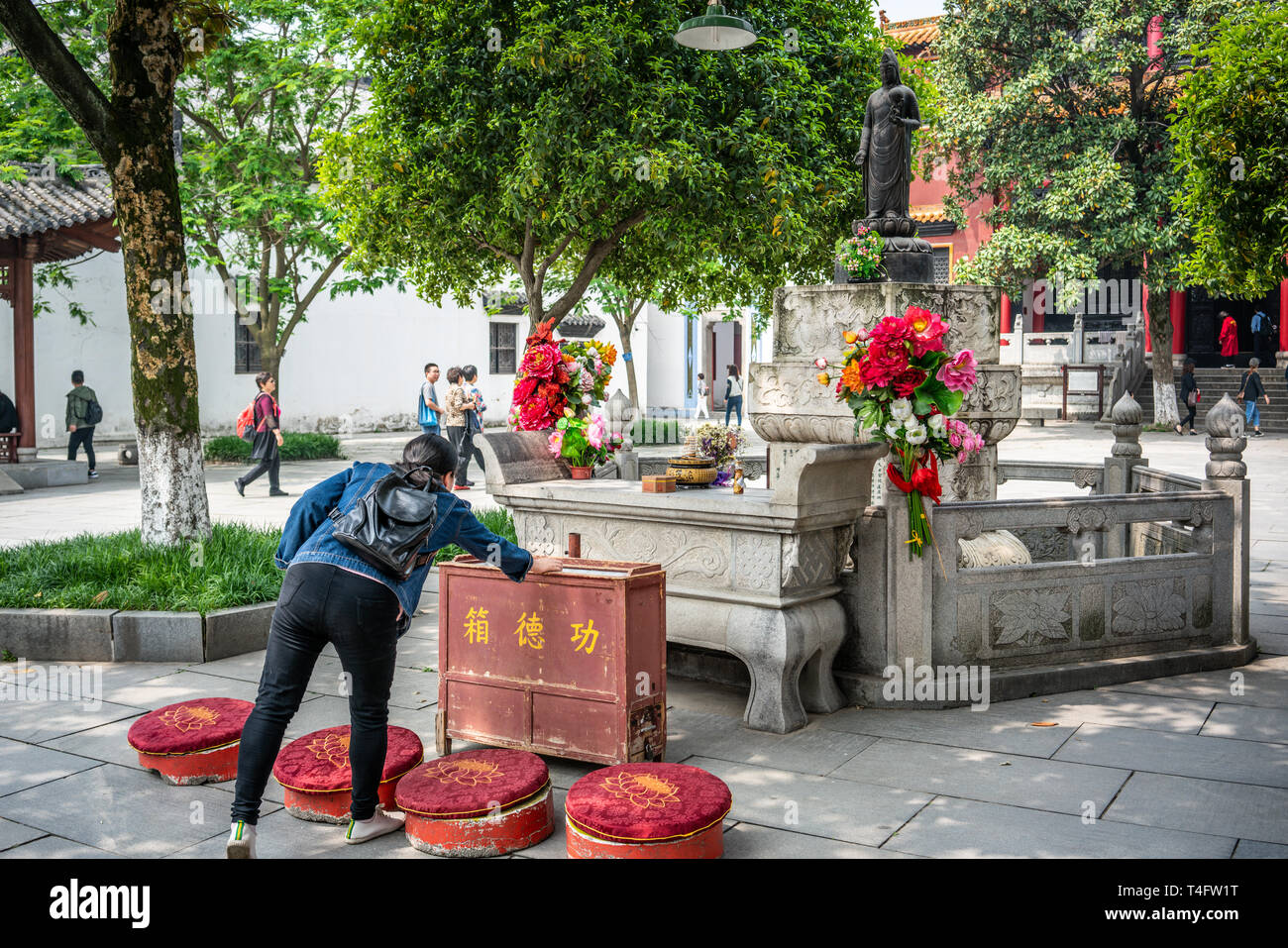 Page 3 Chinese Woman Statue High Resolution Stock Photography And Images Alamy