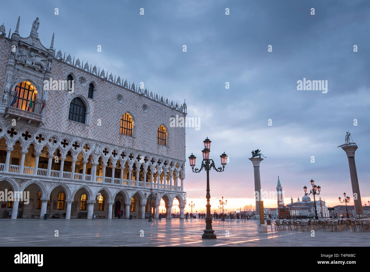 Doge's Palace (Palazzo Ducale) and Columns of St Mark and St Theodore ...
