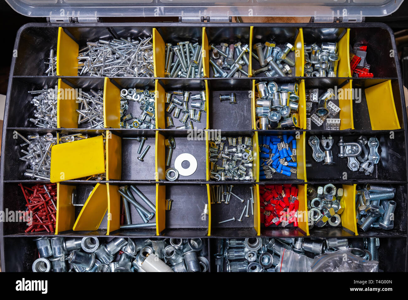 Box for storing and sorting fixing material for tools and construction
