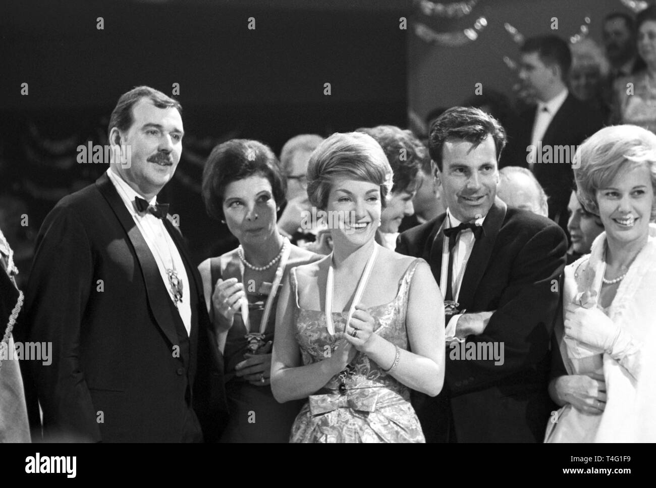 The traditional Bal Paré takes place in Munich. The picture shows Bernhard Wicki and his wife, Agnes Fink, Ruth Leuwerik, Maximilian Schell and his sister Immy Schell (undated archive picture from 1963). | usage worldwide Stock Photo