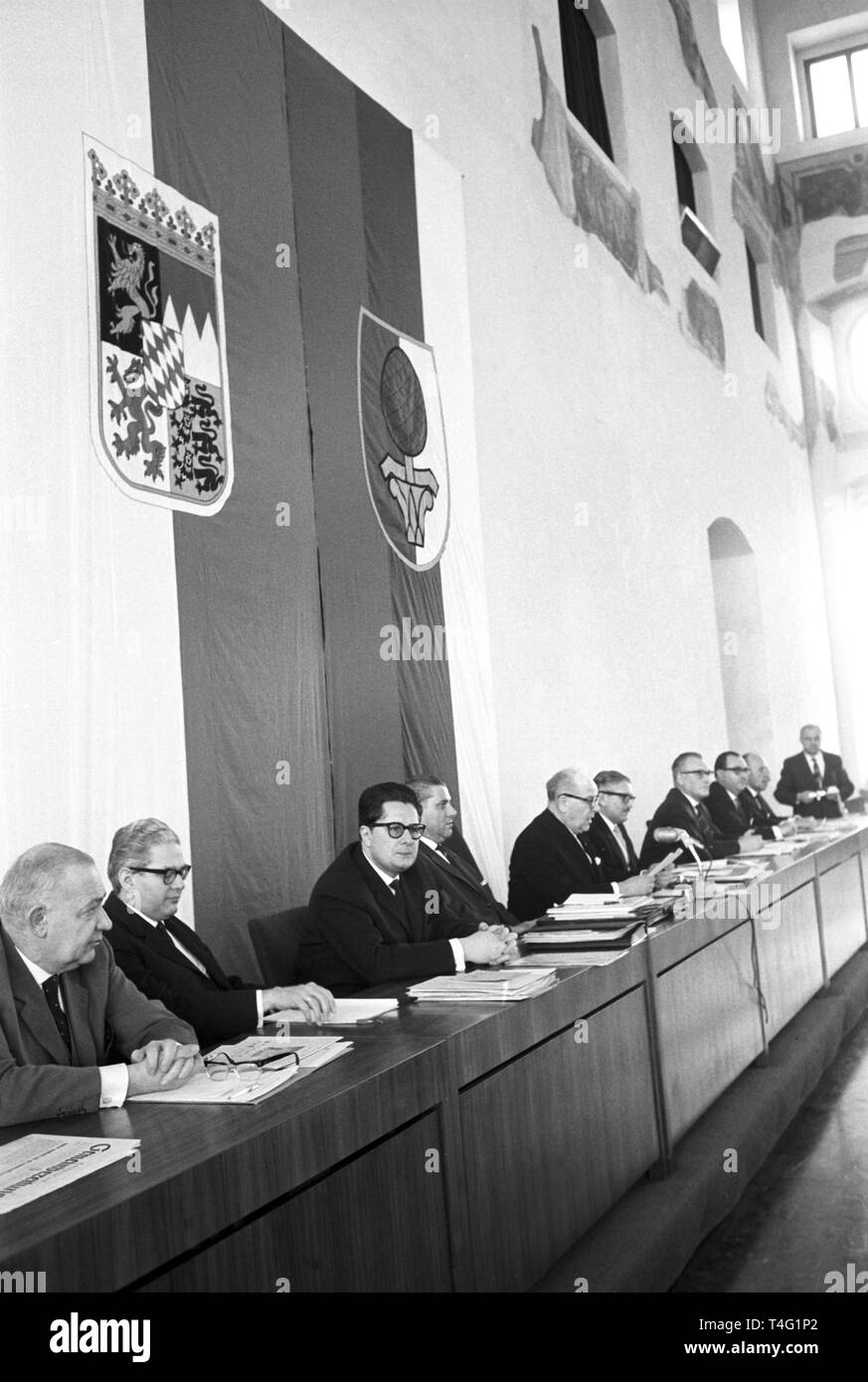 The Bavarian Associaton of Cities in Augsburg holds a plenary assembly on the 17th of January in 1963. The picture shows the chairmen (l-r) Albin Lang (mayor of Landshut), Helmuth Zimmerer (mayor of Würzburg), Hans-Jochen Vogel (mayor of München), Andreas Urschlechter (mayor of Nürnberg), Klaus Müller (mayor of Augsburg), chief municipal director Heinz Jobst, Leonhard Holzberger (mayor of Marktredwitz), Theodor Matthieu (mayor of Bamberg), Wolfgang Steininger (mayor of Amberg) und Egid Trost (mayor of Brückenau). | usage worldwide Stock Photo