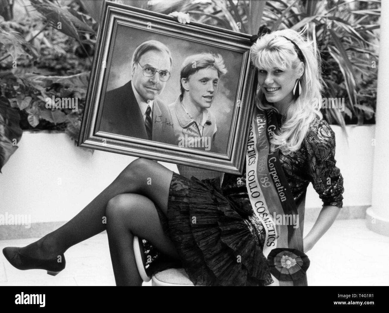 Miss Germany Nicole Reinhardt presents an oil painting of chancellor Helmut Kohl and tennis player Boris Becker on an event of 'Help for Nigeria' in Frankfurt, which will be auctioned in favour of the foundation. | usage worldwide Stock Photo