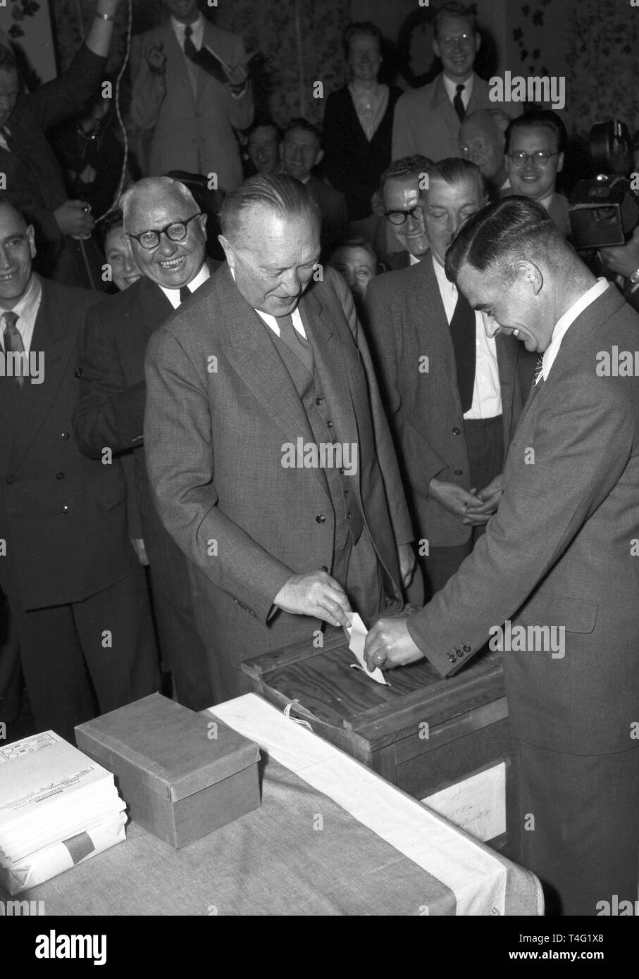 General Elections German Bundestag 1953 - Chancellor Konrad Adenauer casting his vote in Rhoendorf | usage worldwide Stock Photo