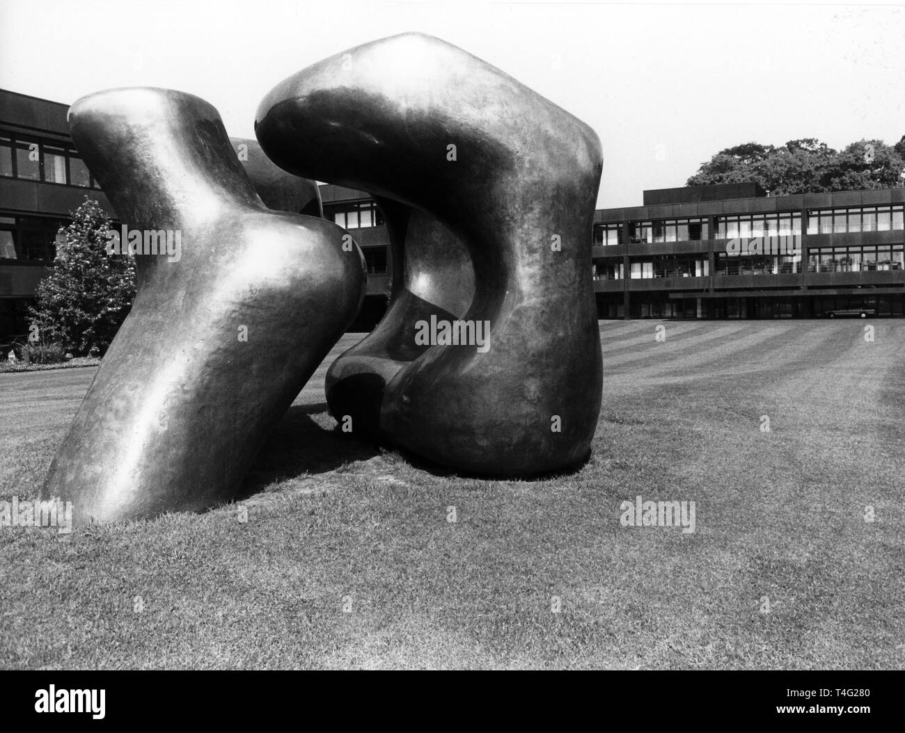 Chancellery on Bonn with a sclpture of famous british artist Henry Moore in front. | usage worldwide Stock Photo